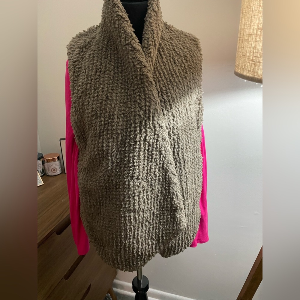 Warm vest shawl with pockets! - Picture 5 of 6